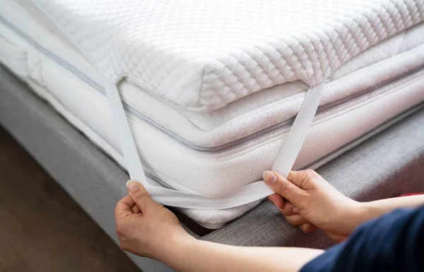 Il Topper è un prodotto molto amato perchè permette di migliorare parecchio il comfort di riposo, è sfoderabile grazie alla zip su due lati e lavabile in lavatrice ad una temperatura massima di 30°C. La fodera è stata creata con materie prima di ottima qualità. Viene posizionato sopra il materasso migliorando il comfort del riposo ma è indicato anche per proteggere i nuovi materassi dall’usura o rinnovare quelli più datati. Il Topper è dotato di 4 fasce angolari elastiche molto resistenti, per una migliore aderenza al materasso, creando così una nuova superficie che permette un miglior riposo e un supporto ergonomico alla colonna vertebrale. È adatto a tutti i tipi di materassi, sia quelli a molle, molle insacchettate e memory.